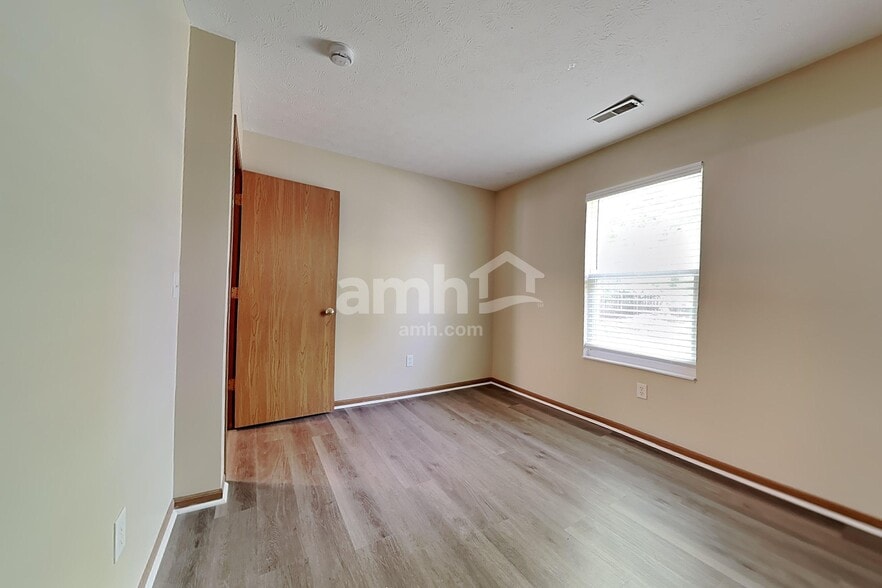 Building Photo - 1344 Crescent Ct