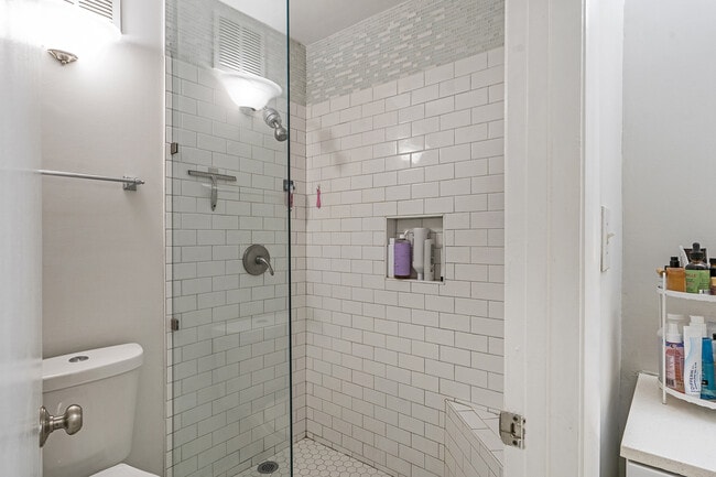 Building Photo - 6800 Glenridge Dr