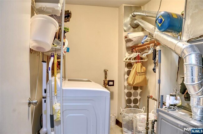 Building Photo - 388 Poets Way