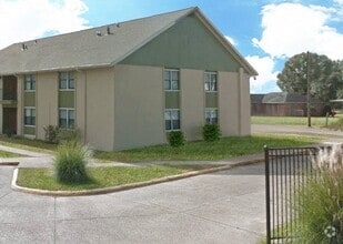 Building Photo - Live Oak Manor