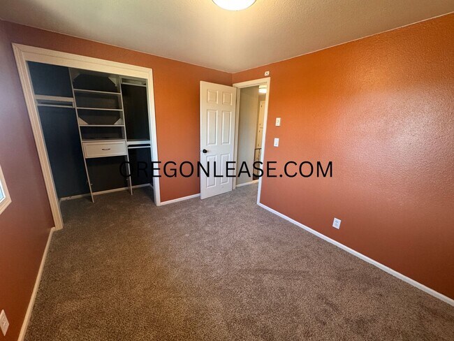 Building Photo - Spacious 4-Bedroom Home in North Springfield