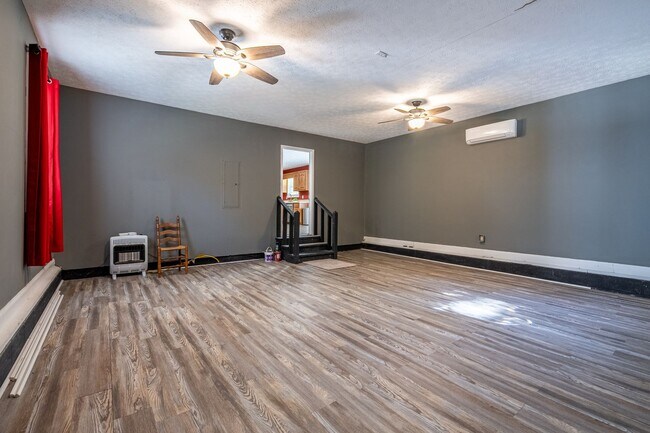 Building Photo - 3 Bedrooms, 2.5 Bathrooms - Home in Silver Creek!