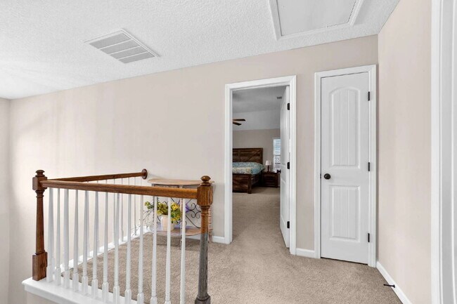 Building Photo - Large home only 10 minutes from Fort Stewart