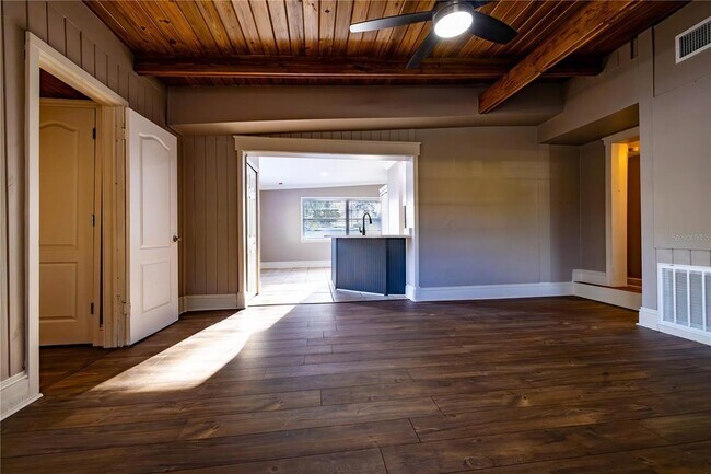 Building Photo - 2026 Sunset Ln