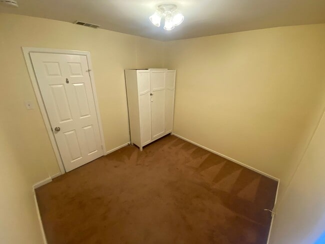 Building Photo - Advent - Gorgeous 5 Bedroom Home With Front/Backyard, Driveway & Washer/Dryer!