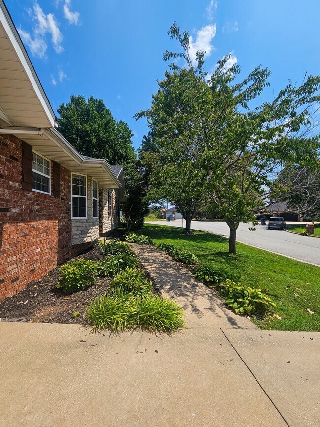 Building Photo - 1257 W Bridgewood Pl
