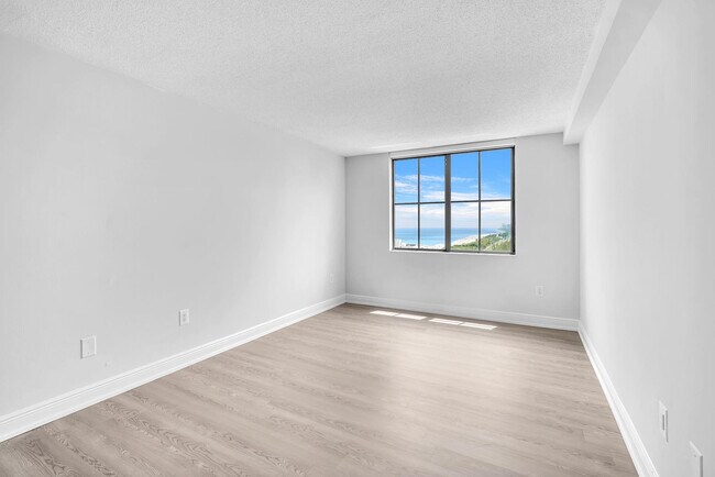 Building Photo - 100 Kings Point Dr