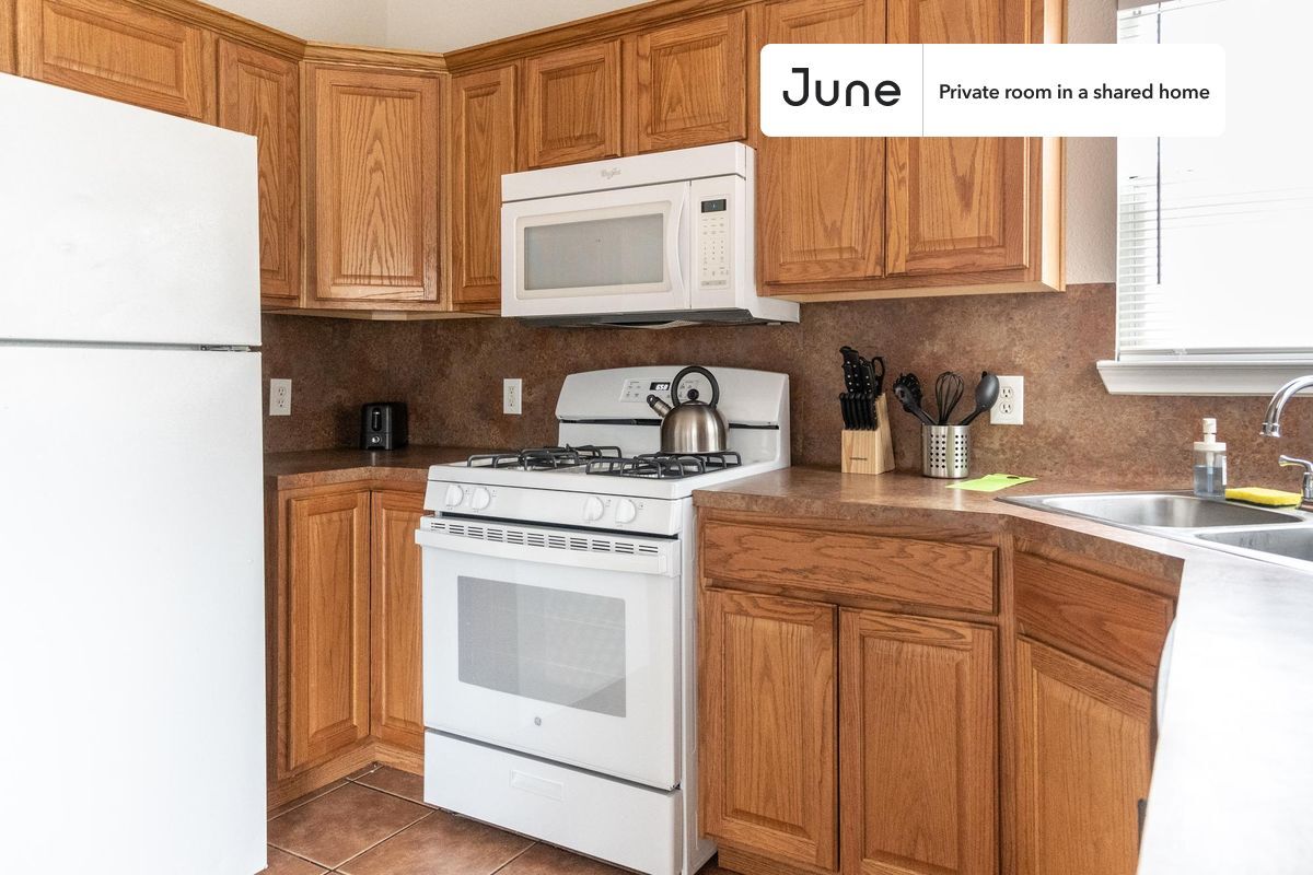 Building Photo - Room in Shared 5 bed/2 bath home