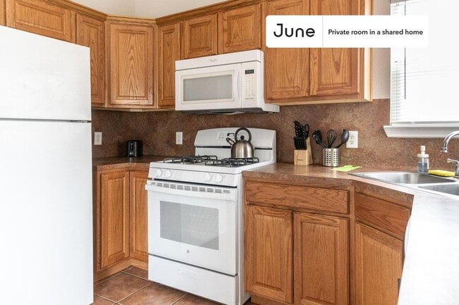 Building Photo - Room in Shared 5 bed/2 bath home