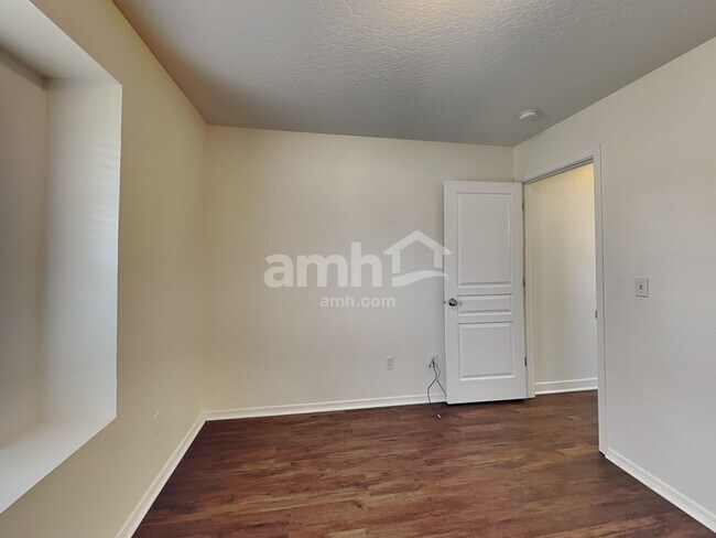 Building Photo - 1754 W Oakley Way
