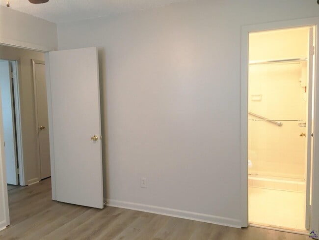 Building Photo - 208 Ivelyn Dr