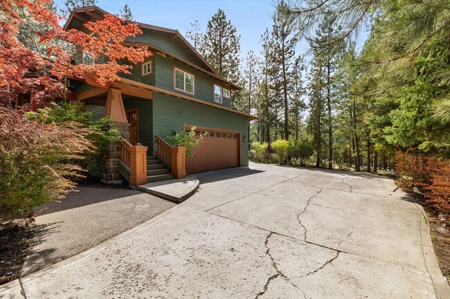 Building Photo - Large home in Awbrey Butte