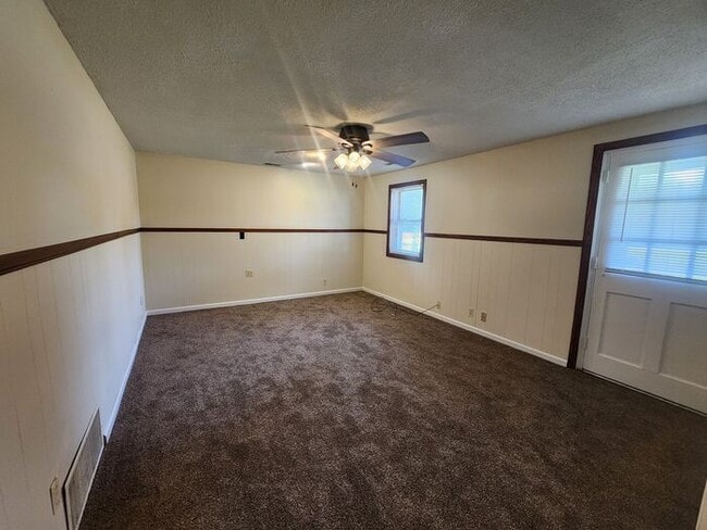 Building Photo - Charming 2-Bedroom Home On Terre Hautes North Side Near Terre Town School