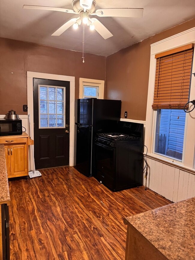 Building Photo - 220 Park Ave