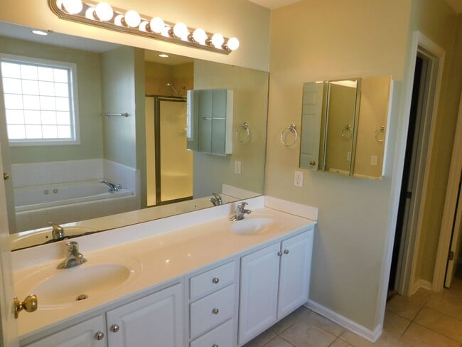 Building Photo - Great home in a desirable neighborhood!