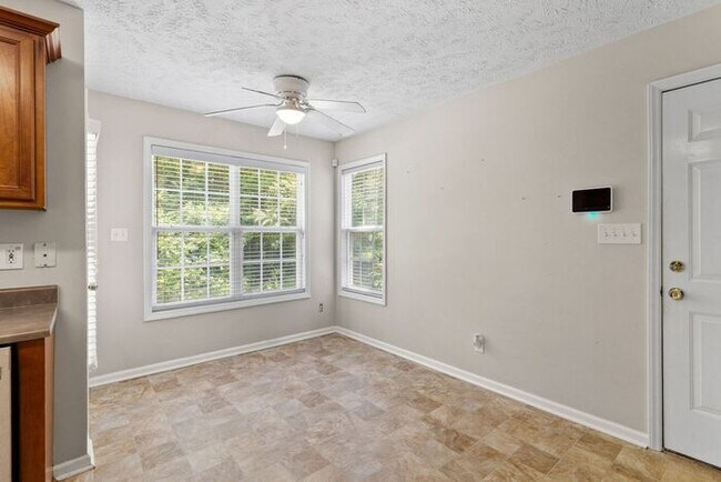 Building Photo - 3 Bedroom/2.5 Bath Home