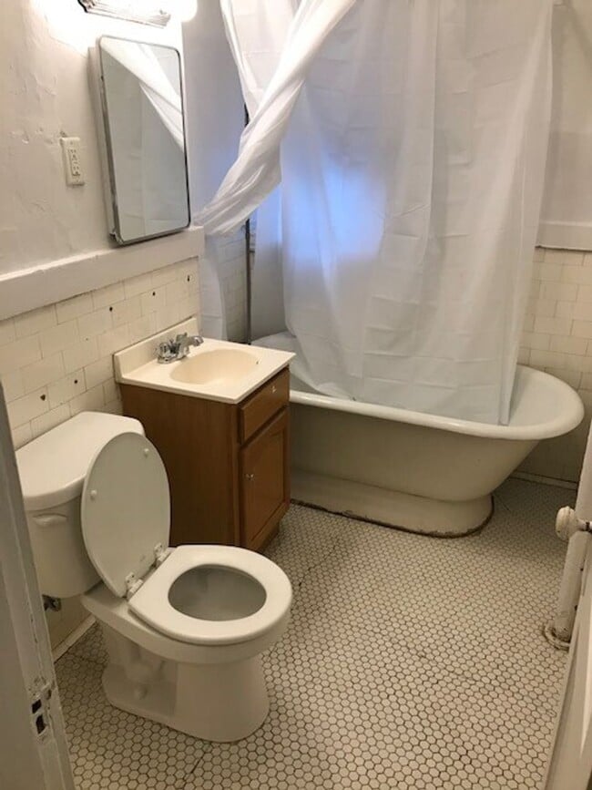 Building Photo - Large updated 2 bed unit with the landlord...