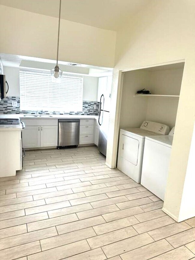 Building Photo - 2 bed 2 bath condo with balcony