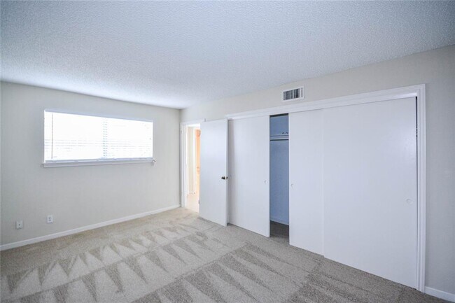 Building Photo - 9262 Westwood Village Dr