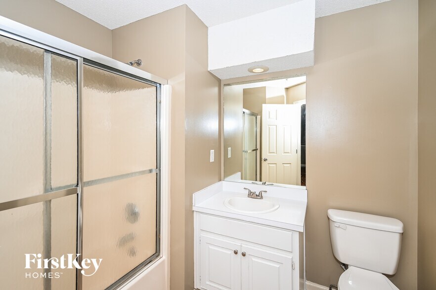 Building Photo - 5802 Millers Pond Ln