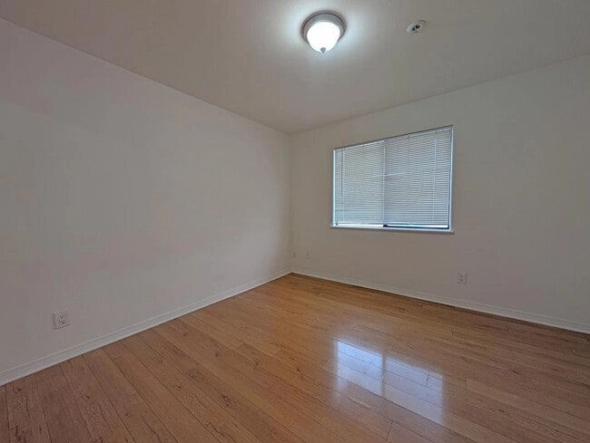 Building Photo - 305 N Cedar St