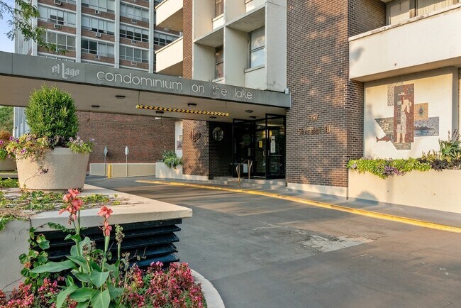 Building Photo - 6157 N Sheridan Rd