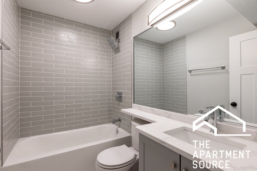 Building Photo - 1214 N La Salle Dr