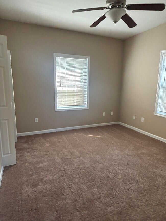 Building Photo - 2757 Kennedy Dr