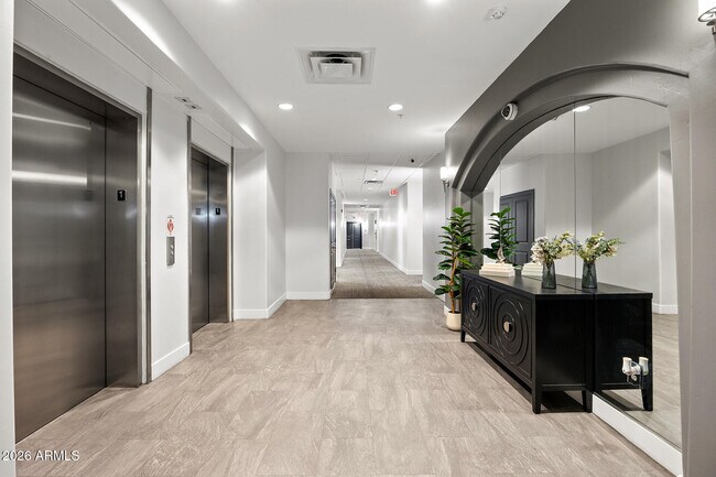 Building Photo - 945 E Playa Del Norte Dr