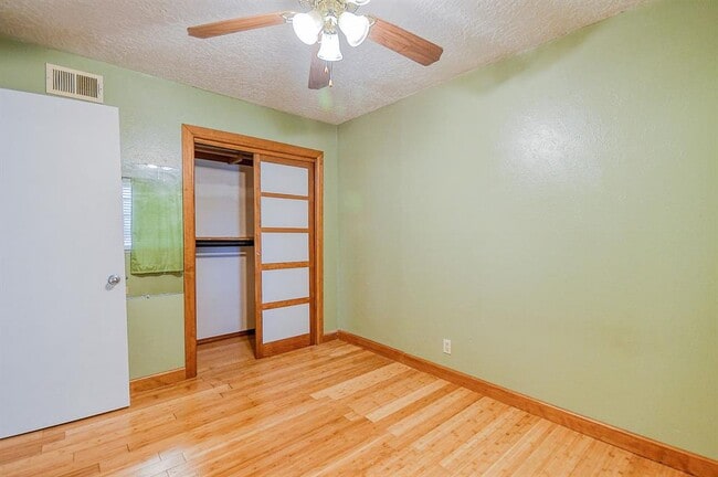 Building Photo - 1926 Cherokee Ln