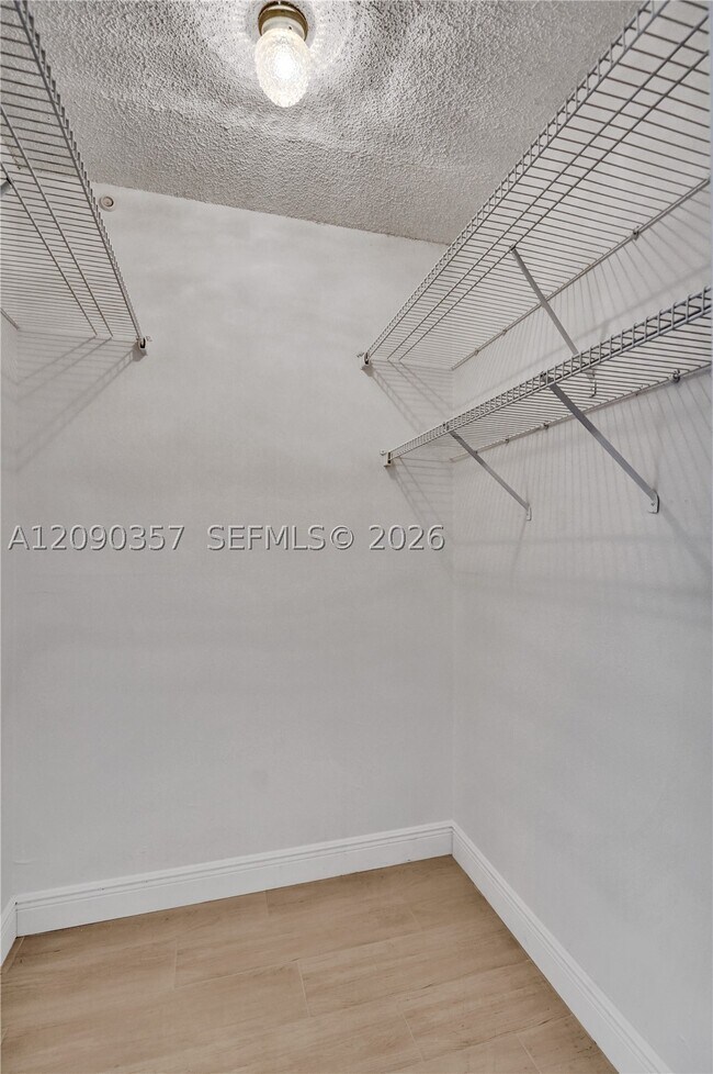 Building Photo - 400 N Riverside Dr