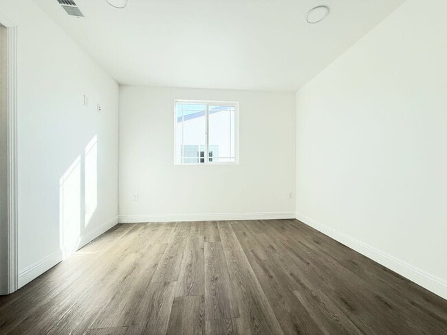 Building Photo - 1731 E 68th St