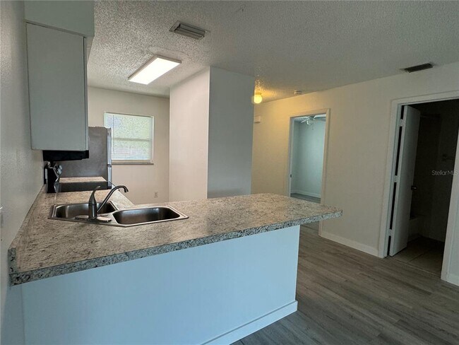 Building Photo - 6428 Hamlet Dr