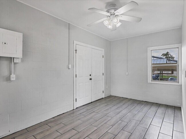 Building Photo - 4212 3rd Ave NE