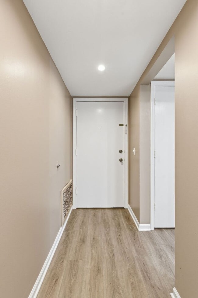 Building Photo - Updated condo in the heart of Green Hills!