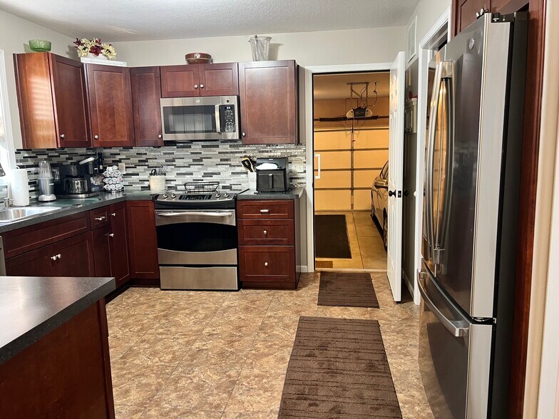 Building Photo - 1155 Swan Dr