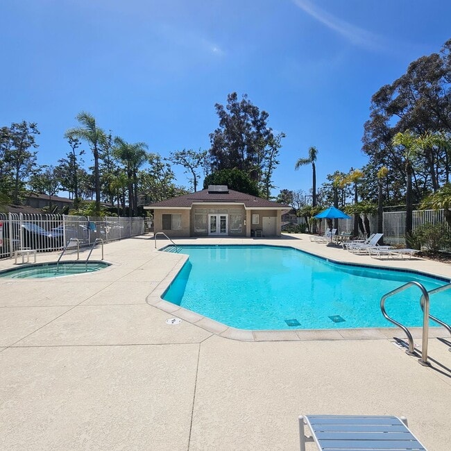 Building Photo - Roommate Wanted – One Bedroom Available | 10x11 | 3BR/2BA Condo in Vista ~ $1,300/month