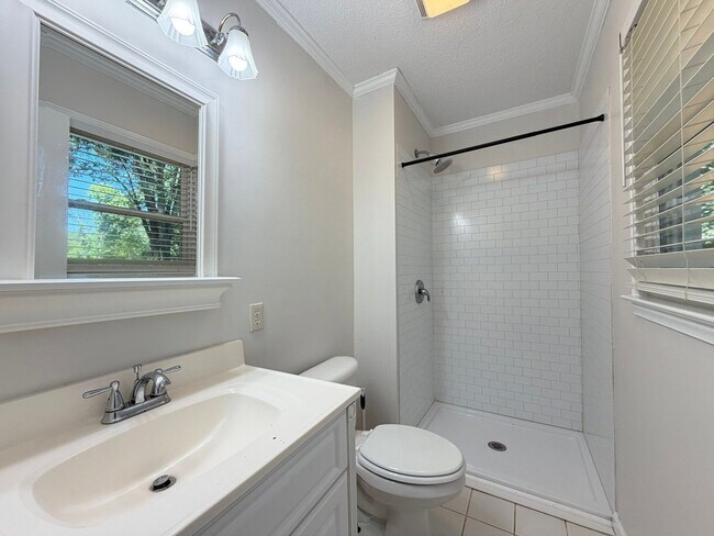 Building Photo - 121 Westview Dr
