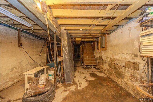 Building Photo - 68 Sirret St