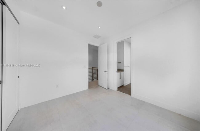 Building Photo - 2921 SW 26th St