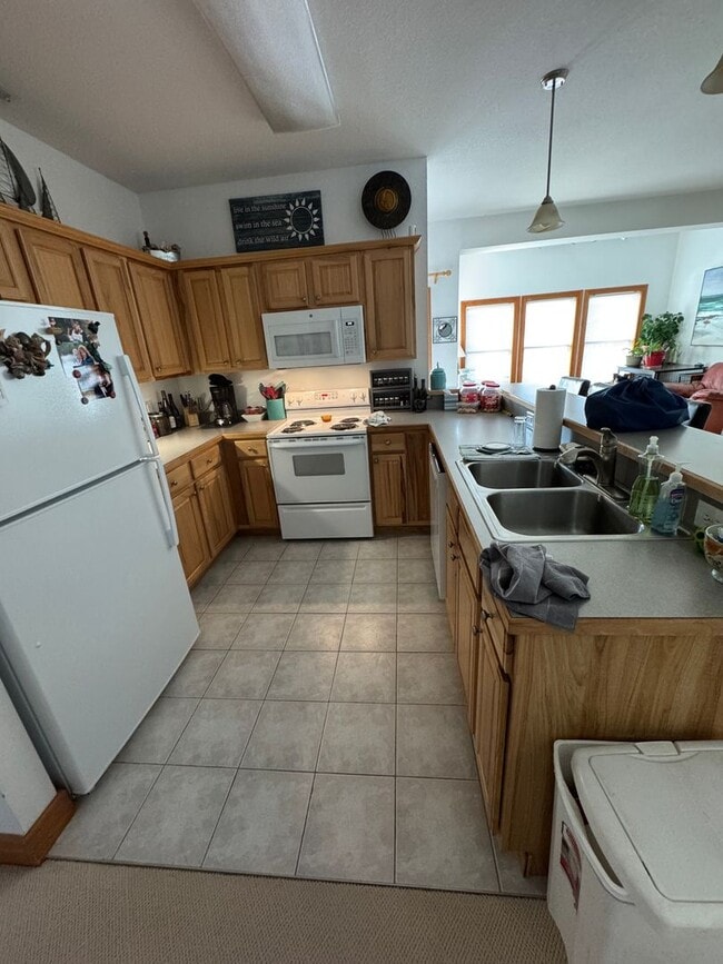 Building Photo - Top Floor Condo with Stunning Sound Views