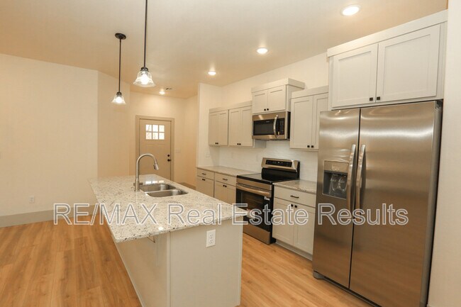 Building Photo - 655 N Genevieve Ave