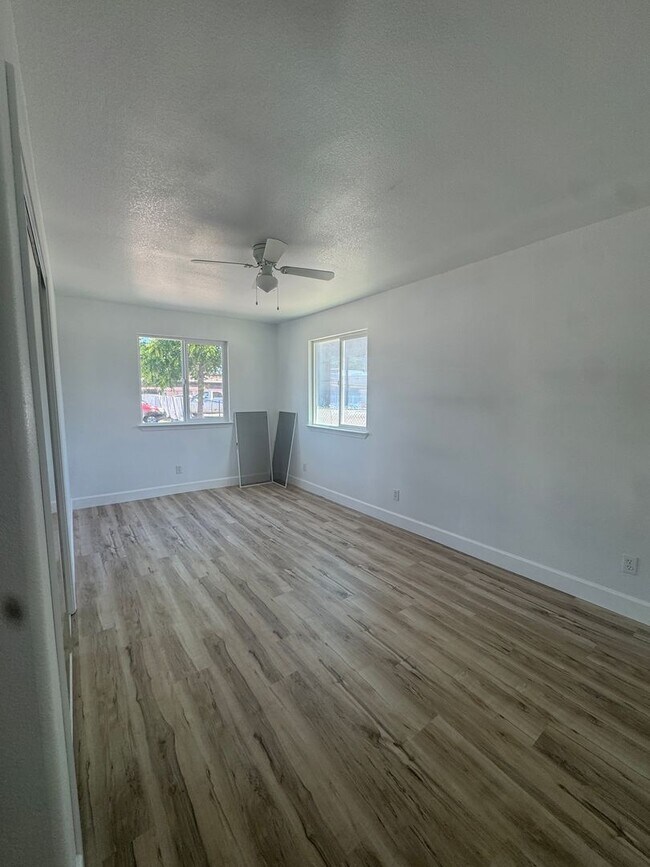 Building Photo - 2 bed/1 ba cottage - downtown Yuba City