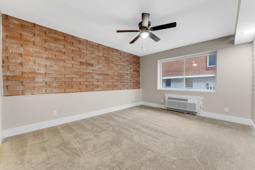 Building Photo - 2772 University Ave