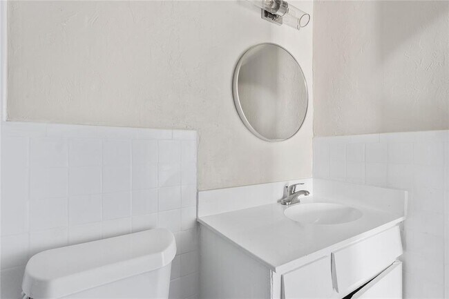 Building Photo - 2810 Dorchester Dr