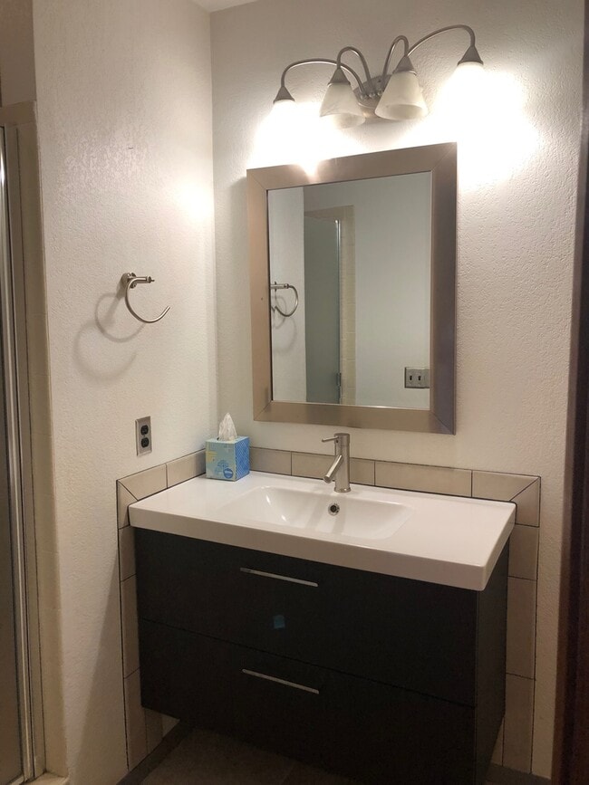 Building Photo - Furnished 2 bedroom 2 bath, WiFi and Garba...