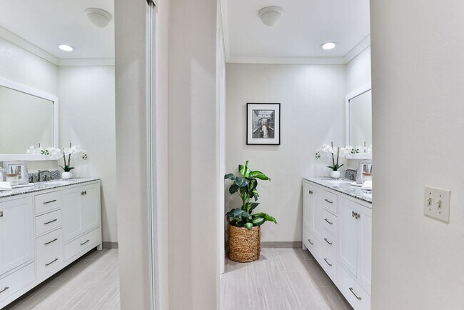 Building Photo - Talmadge : spacious 2 bed, 2 ba top floor condo