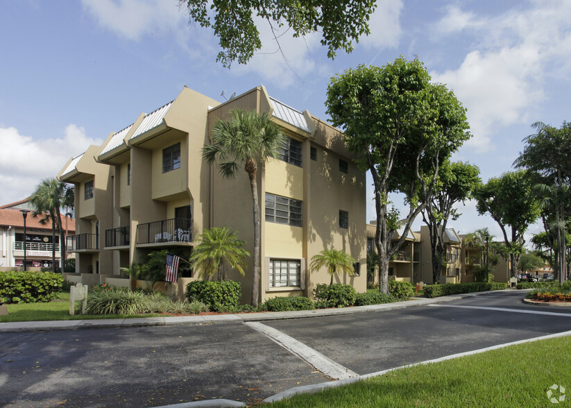 Building Photo - 10413 N Kendall Dr