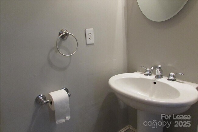 Building Photo - 730 Herrin Ave