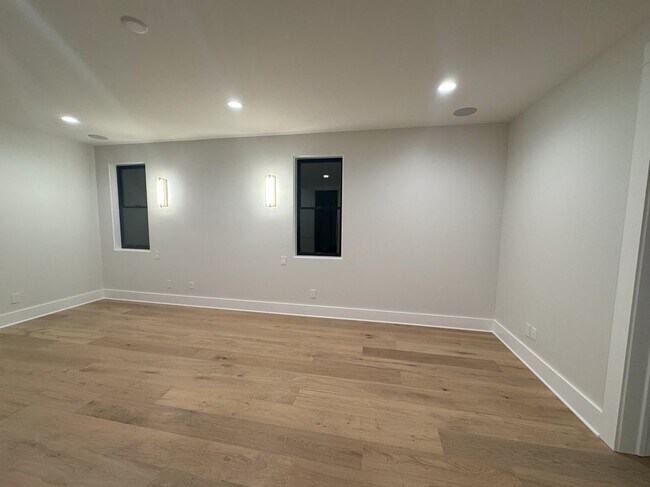 Building Photo - 3312 Kenilworth Dr